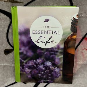 ❤️❤️PRICE DROP❤️❤️ NWOT - 💜 The Essential Life Oil Book 📖 3rd Edition 💜